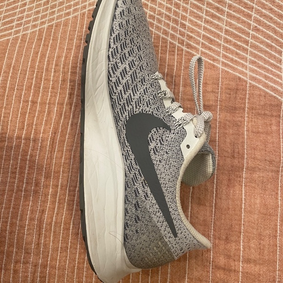 Women’s Nike Tennis Shoes Size 7 - Picture 8 of 12